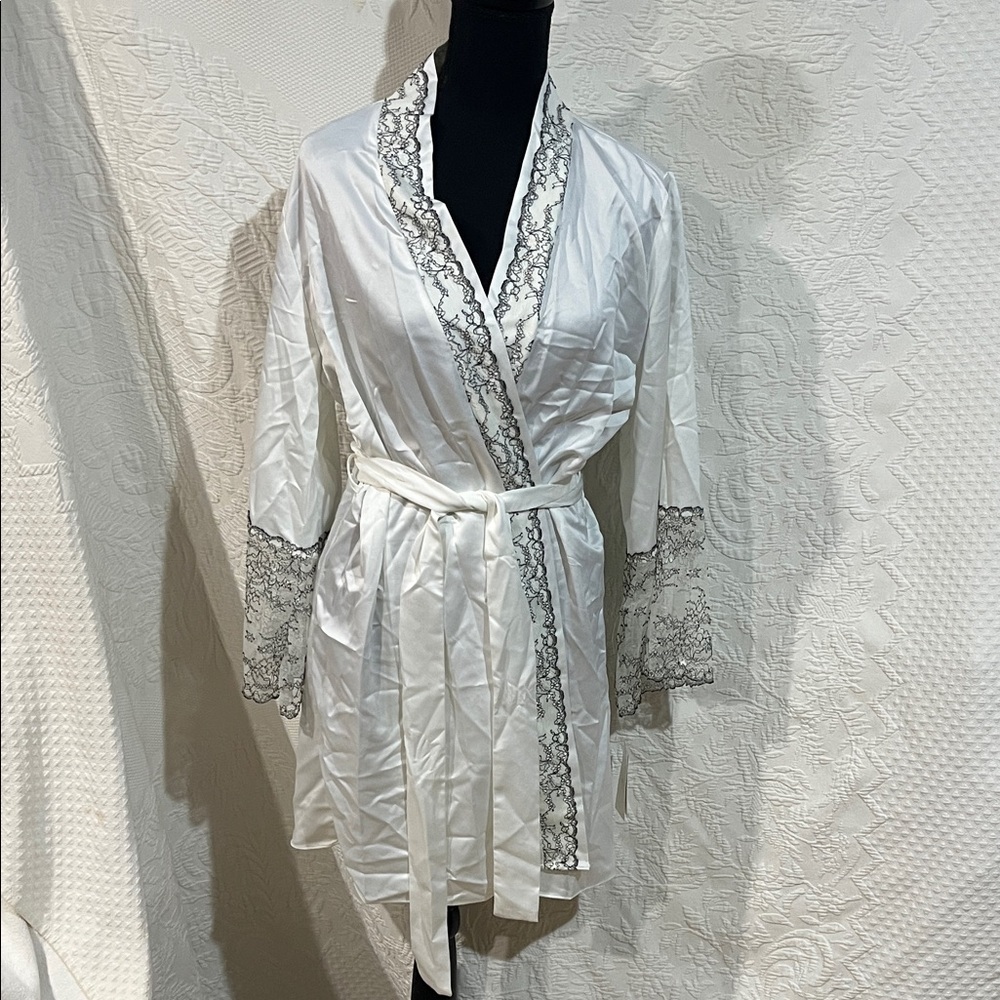 Flora Nikrooz White Lace Trim Robe,‎ size XS/S, NWT